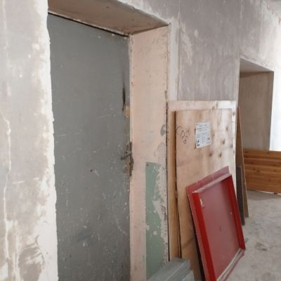 демонтаж старых дверей в Петербурге в колледже